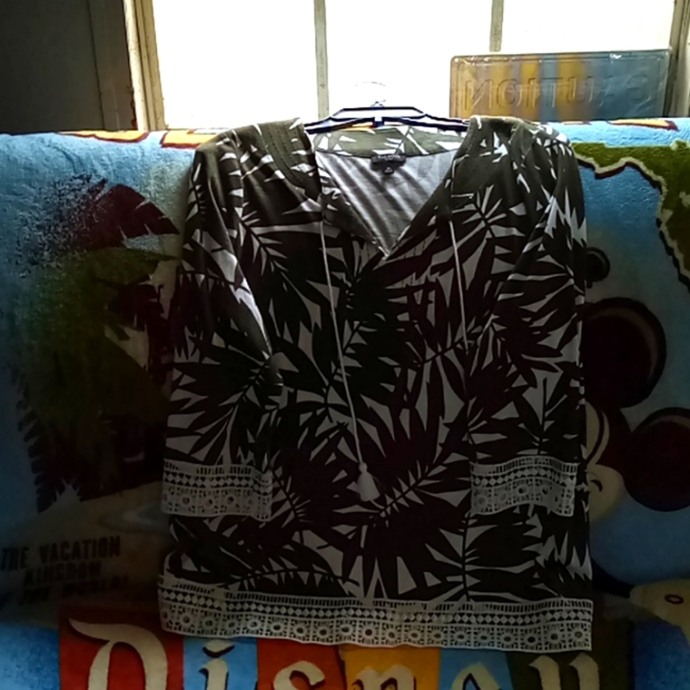 A Talbots Petites Lp green flower and white broader around bottom of blouse and